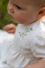oryginalny-prezent-na-baby-shower-babyshower-naturalne-ubranka-dzieciece-lilen-amelia-haftowana-w-klosy-lnu