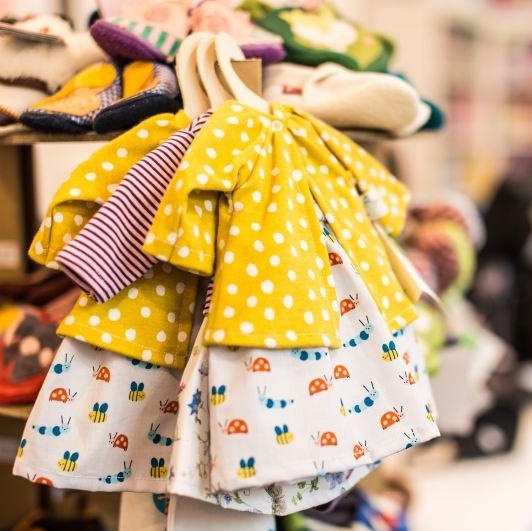 ubranka-dzieciece-h&m-poliester-w-ubrankach-dla-dzieci-czego-unikac-dobrej-jakosci-zolta-sukieneczka-plaszczyk-dla-dziewczynki-lilen