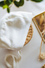 czapka na chrzest dla chłopca biała handmade lilen