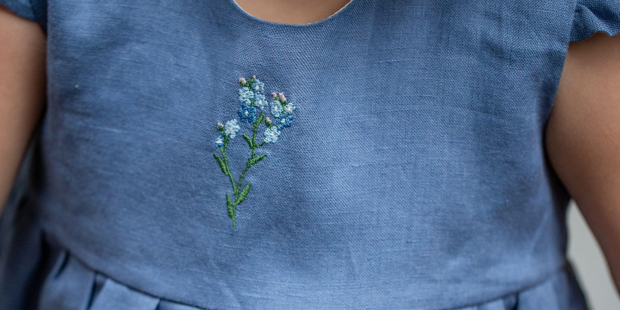 niebieska lniana sukienka na roczek dla dziewczynki haftowana w niezapominajki handmade lilen