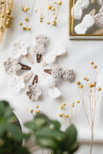 spineczki do włosów handmade białe i beżowe kwiatuszki i kokardki lilen