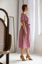 elegancka sukienka retro w groszki w kolorze wrzosowym z paskiem lilen