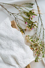 koronkowa haftowana bonetka do chrztu handmade lilen