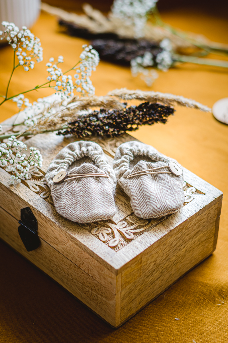 buciki do chrztu dla chłopca w beżową jodełkę szyte ręcznie handmade lilen