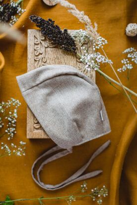beżowa bonetka czapeczka do chrztu dla chłopca z wełny merino handmade lilen