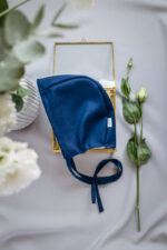 ciepła czapka do chrztu zimowa handmade dla chłopca w kolorze granatowym wiązana pod szyją lilen