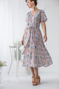 elegancka-sukienka-z-krotkim-rekawem-do-karmienia zwiewna sukienka w kwiaty z krótkim rękawem do karmienia i na wesele lub na komunię dla mamy