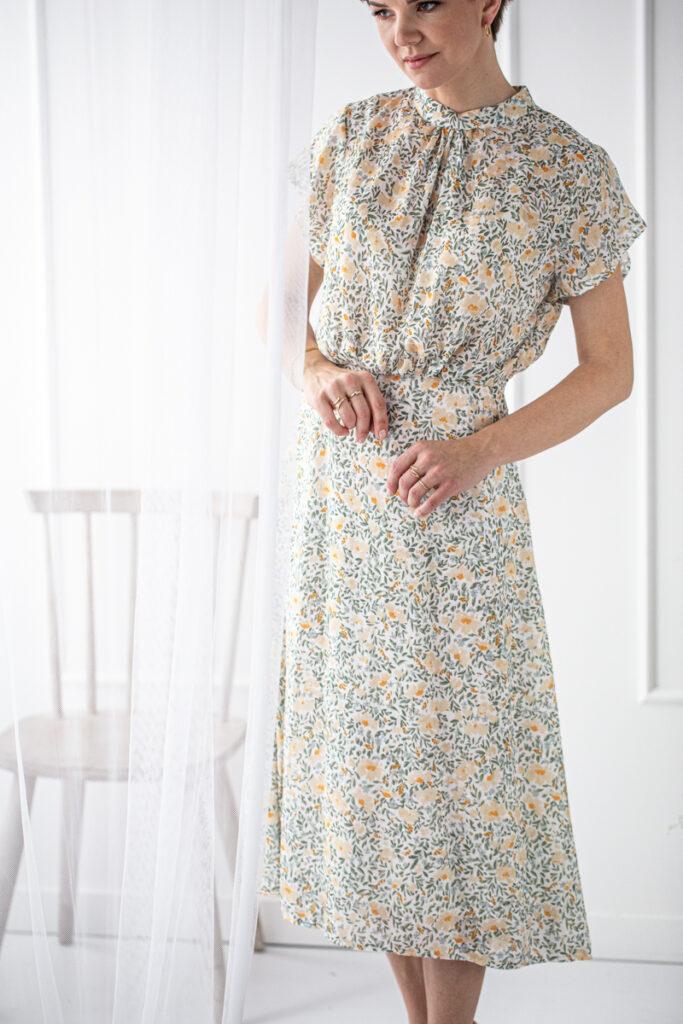 sukienka-oliwkowa-elegancka elegancka zwiewna sukienka damska oliwkowa midi ze stójką i krótkim rękawem od polskiej marki lilen
