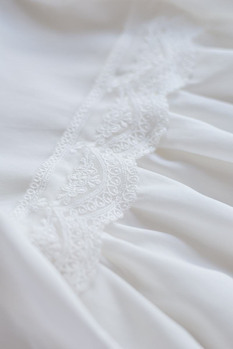 naturalna elegancka sukienka z koronką dla dziewczynki