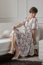 jasna sukienka midi na wesele w kwiaty, w stylu vintage, rozpinana
